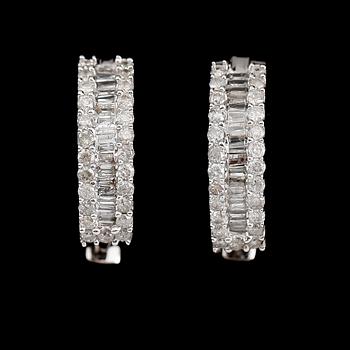 ÖRHÄNGEN, 1 par, 18 k guld, briljant och baguetteslipade diamanter tot ca 0.67 ct.