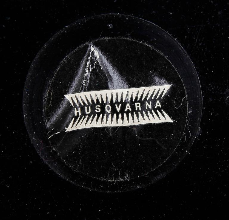 PAPPERSKORG, bakelit och vitmetall, Husqvarna, 1900-talets mitt.