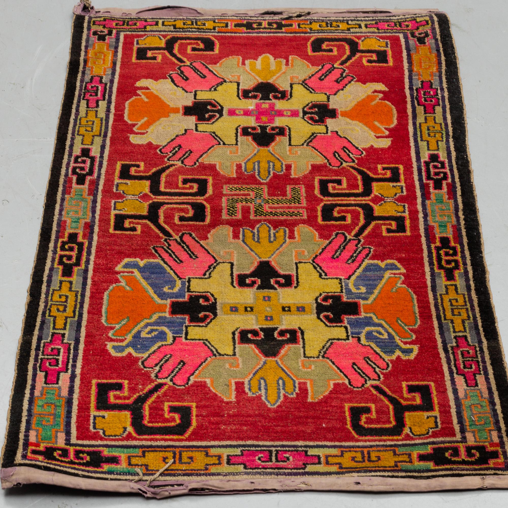 A RUG, an old Khotan probably, ca 151,5-153 x 83-85,5 cm.