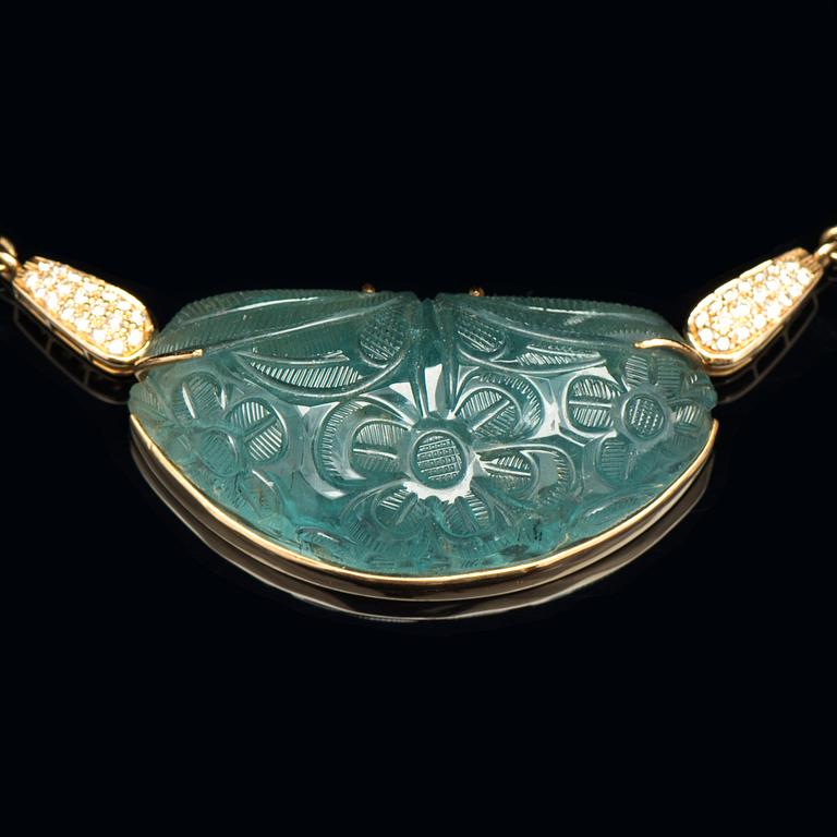 A NECKLACE, engraved aquamarine, brilliant cut diamonds, 18K gold.