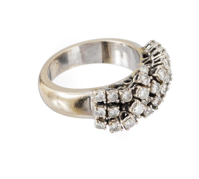 RING, set with brilliant cut diamonds, app. tot. 1.95 cts.