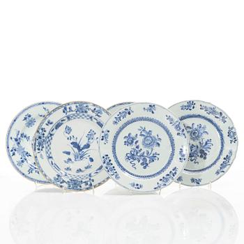 A set of five blue and white dinner plates, Qing dynasty, Qianlong (1736-95).