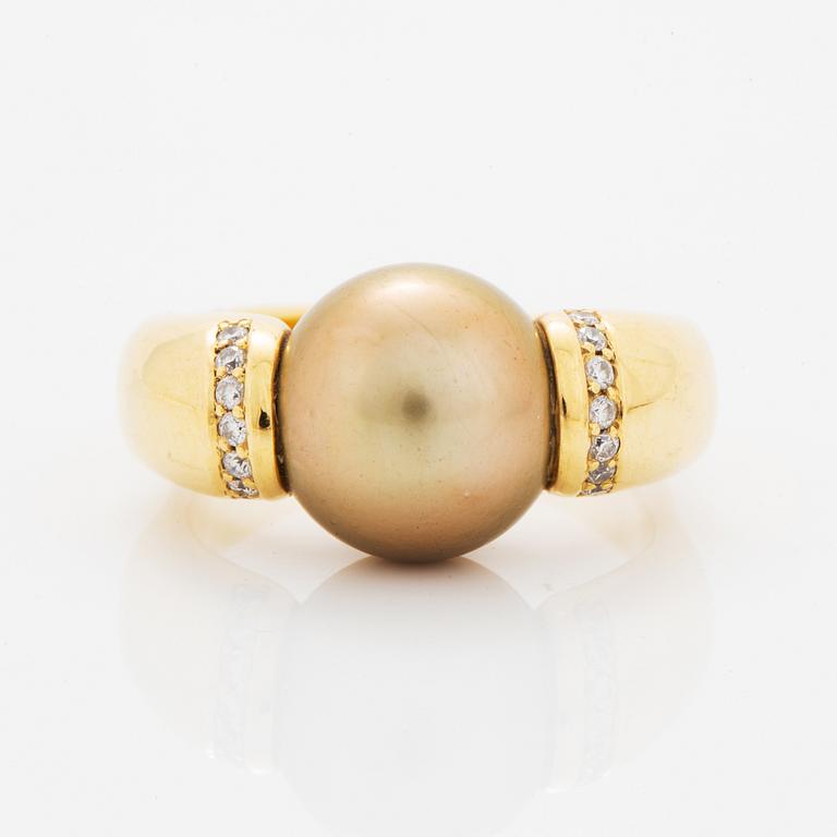 Ring, med odlad Söderhavspärla och briljantslipade diamanter.
