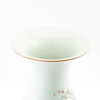 A Chinese vase, 20th century.