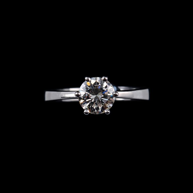 RING, briljantslipad diamant ca 1.29 ct. 18K vitt guld. Vikt 4,7 g. Storlek 18-.