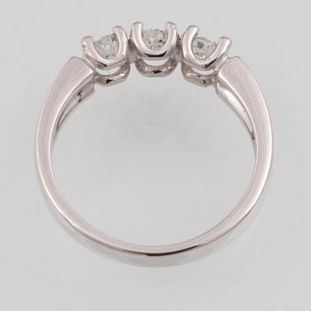 RING, 18K vitguld med 3 briljantslipade diamanter ca 0.68 ct, Milano, Italien. Vikt 4,5 gram.