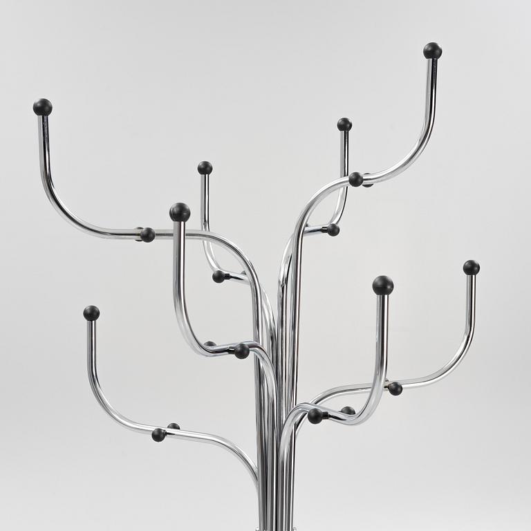 Sidse Werner, tamburmajor, "Coat Tree", Fritz Hansen, Danmark.