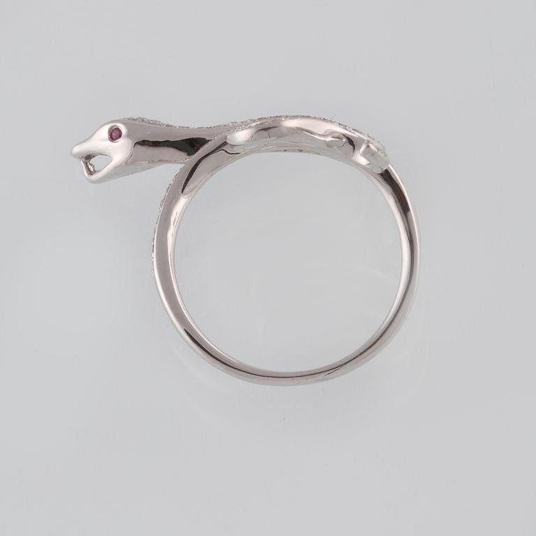 RING, 18K vitguld med briljantslipade diamanter ca 0.29 ct samt 2 rubiner ca 0.02 ct. Vikt 4,6 gram.