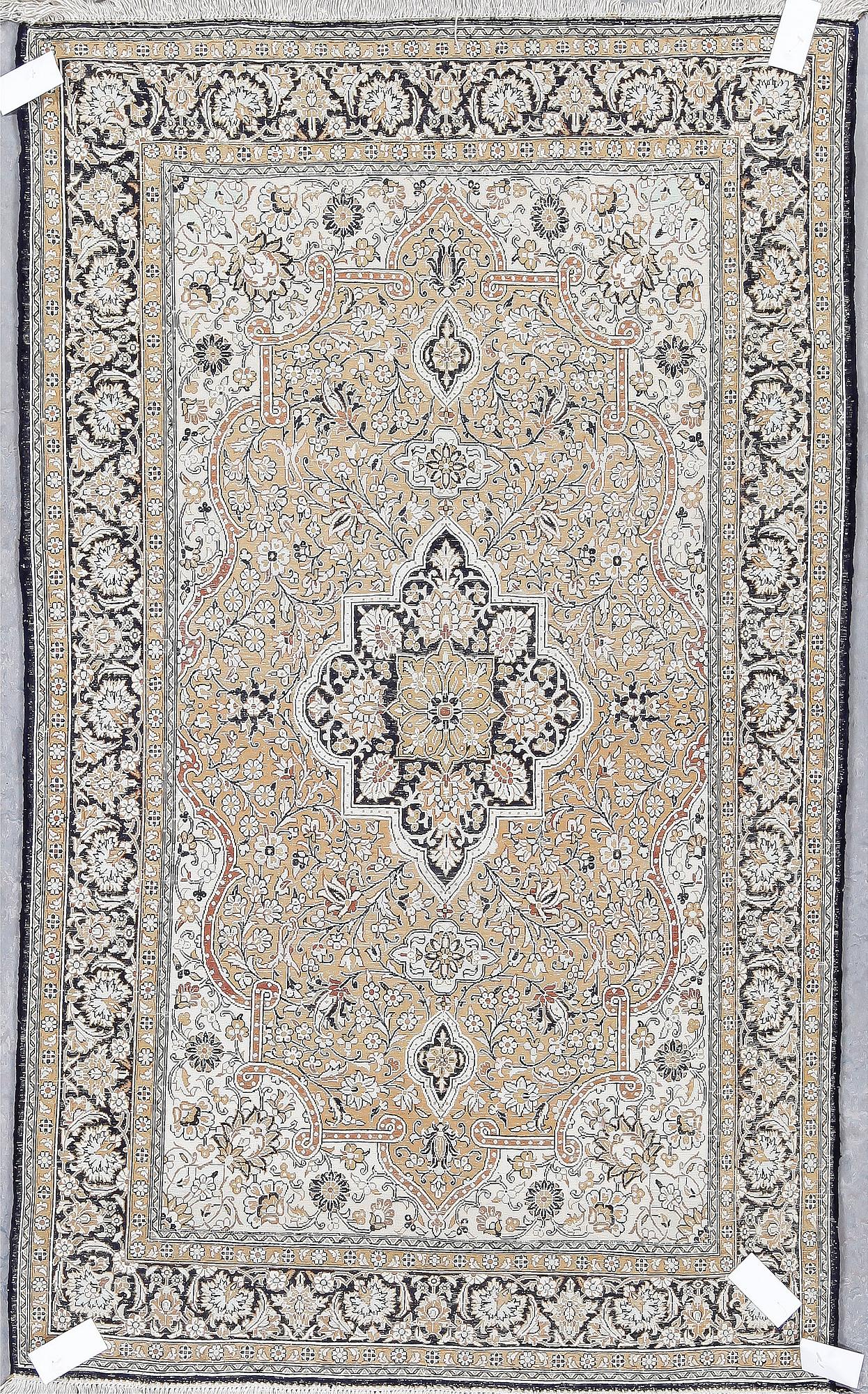 MATTA, silke Ghom. Ca 175 x 108 cm.