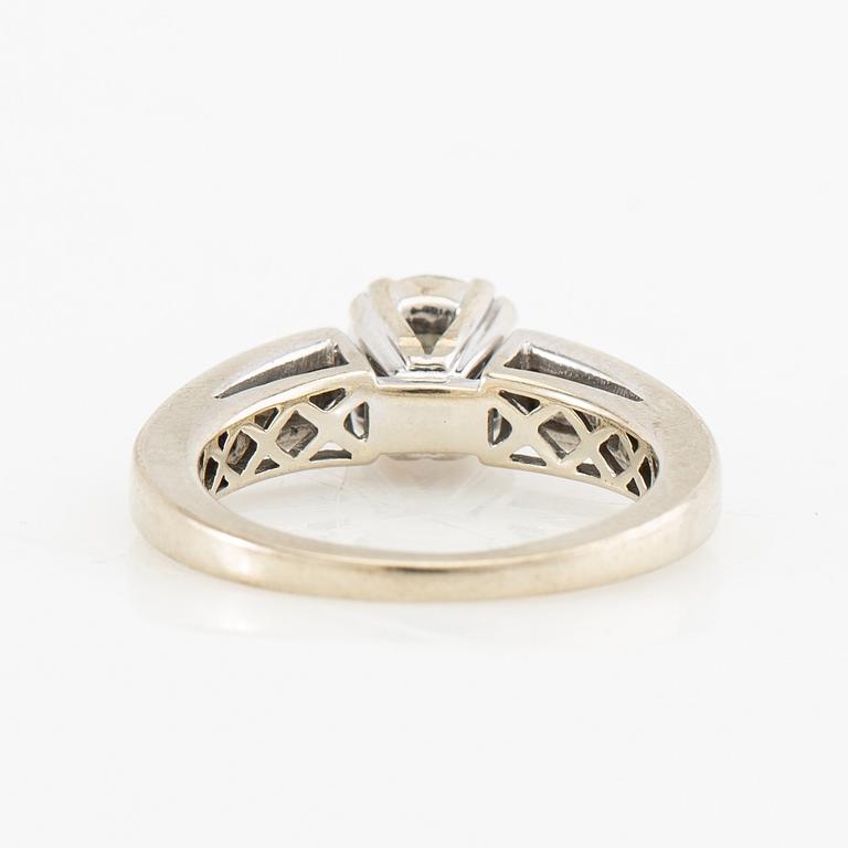 Ring 14K white gold set with a round brilliant-cut diamond, as well as princess-cut and baguette-cut diamonds.