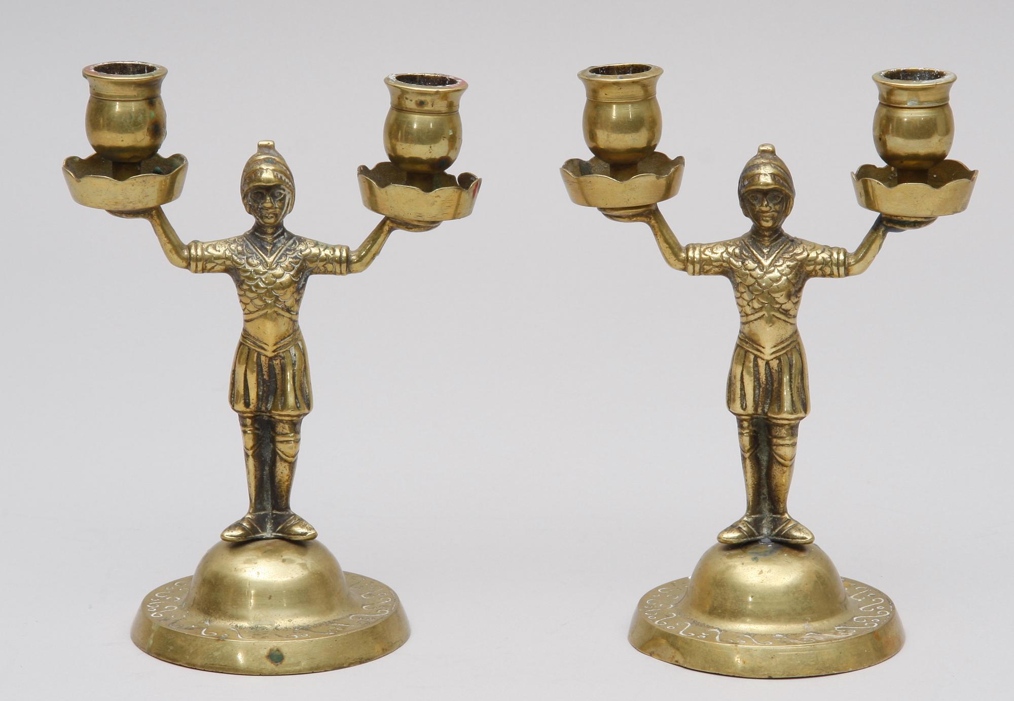 KANDELABRAR, ett par. Mässing.