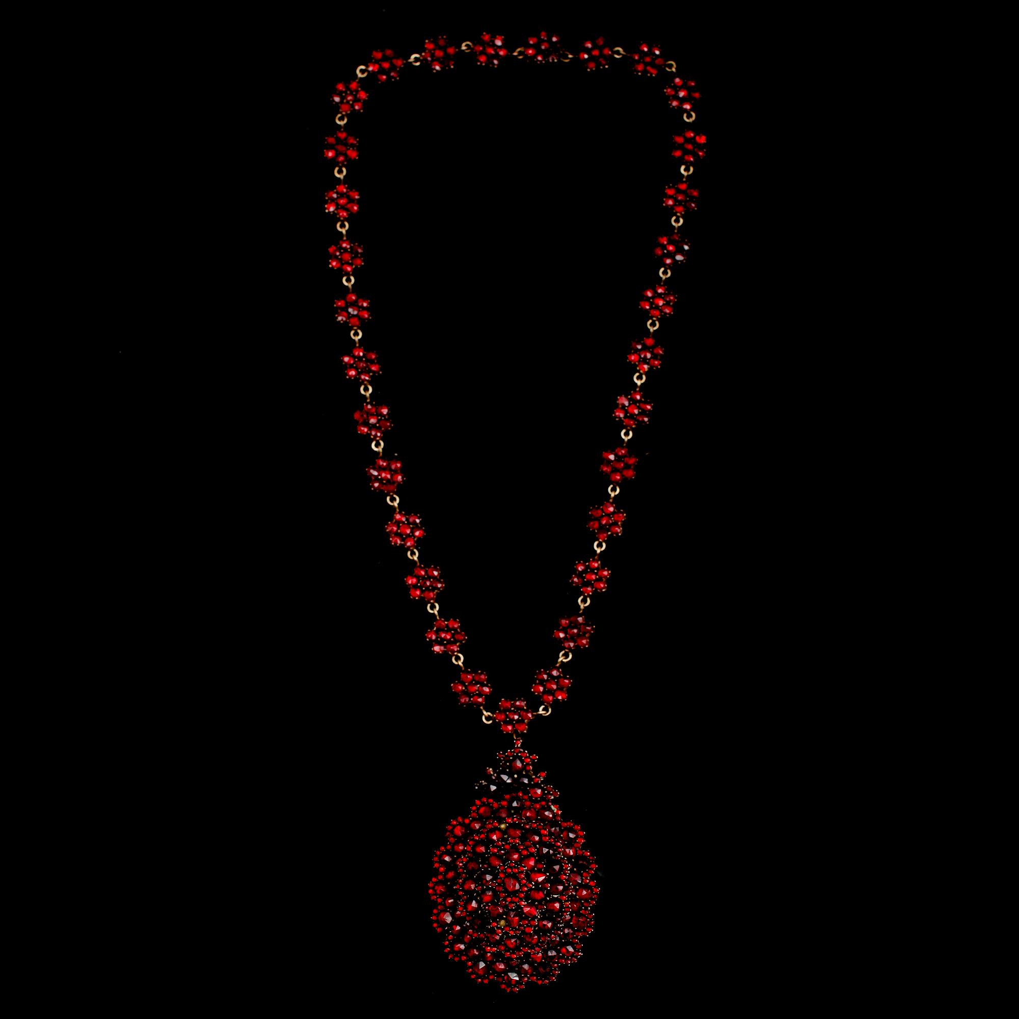 COLLIER MED HÄNGE, granater, sekelskiftet 1900.