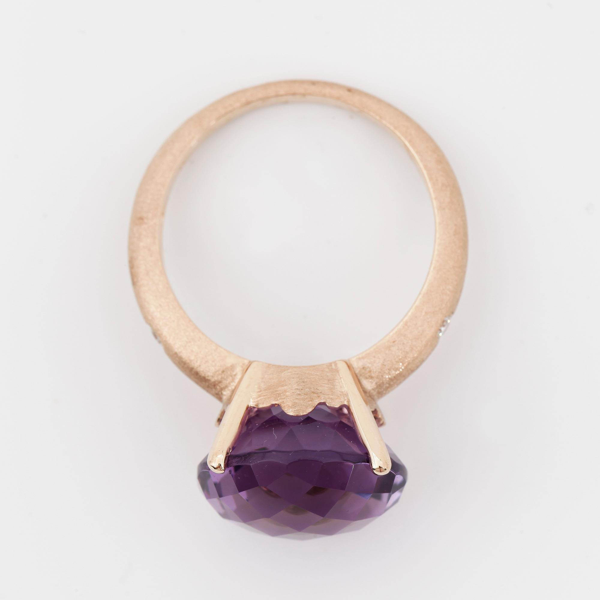 RING, 18k guld med checkerslipad ametist 8.87 ct samt 2 briljantslipade diamanter 0.04 ct. Vikt 5,9 g.