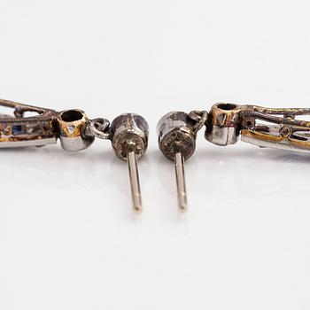 Örhängen, platina, 18K guld, gammalslipade och rosenslipade diamanter, syntetiska safirer och pärlor.