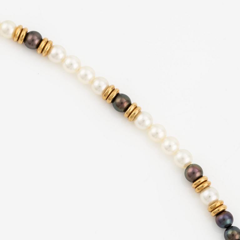 Necklace, clasp in 18K gold with small diamonds, cultured white and coloured pearls.