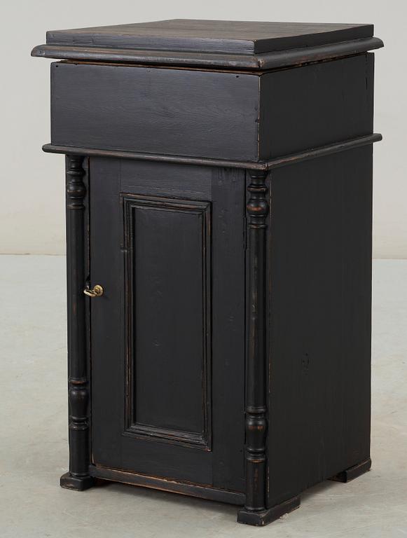 POTTSKÅP, nyrenässans, omkring 1900.