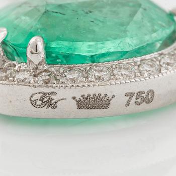 Collier 18K vitguld med hjärtslipad smaragd och briljantslipade diamanter.