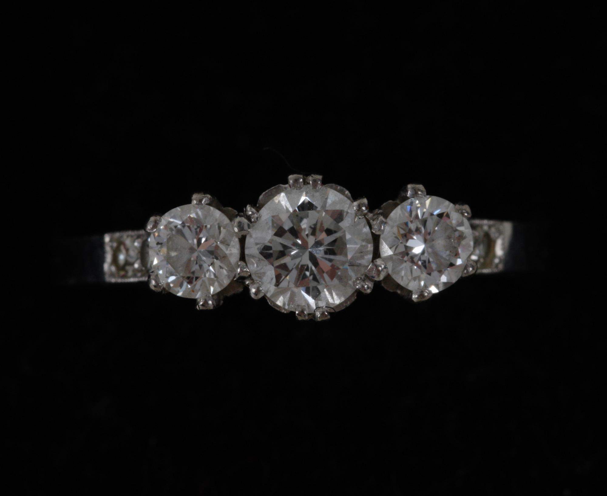 RING, vitguld 18 K, med trillingbriljanter 0,87 ct, enligt gravyr.