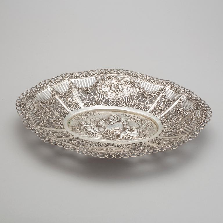 GALLERFAT, silver, Tyskland med svenska imporstämplar, omkring sekelskiftet 1900. Vikt ca 562g.