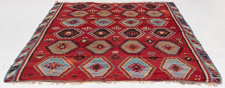 An antique/semi-attique kelim carpet, c. approx. 320 x 222 cm.