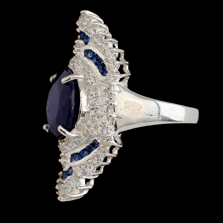 RING, vitguldspläterat sterlingsilver, safirer tot ca 1.10 ct, vita safirer tot ca 1.58 ct.