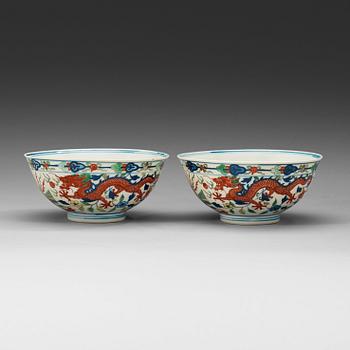 297. A pair of dragon and phoenix bowls, late Qing dynasty (1644-1912), with Kangxi six character mark.