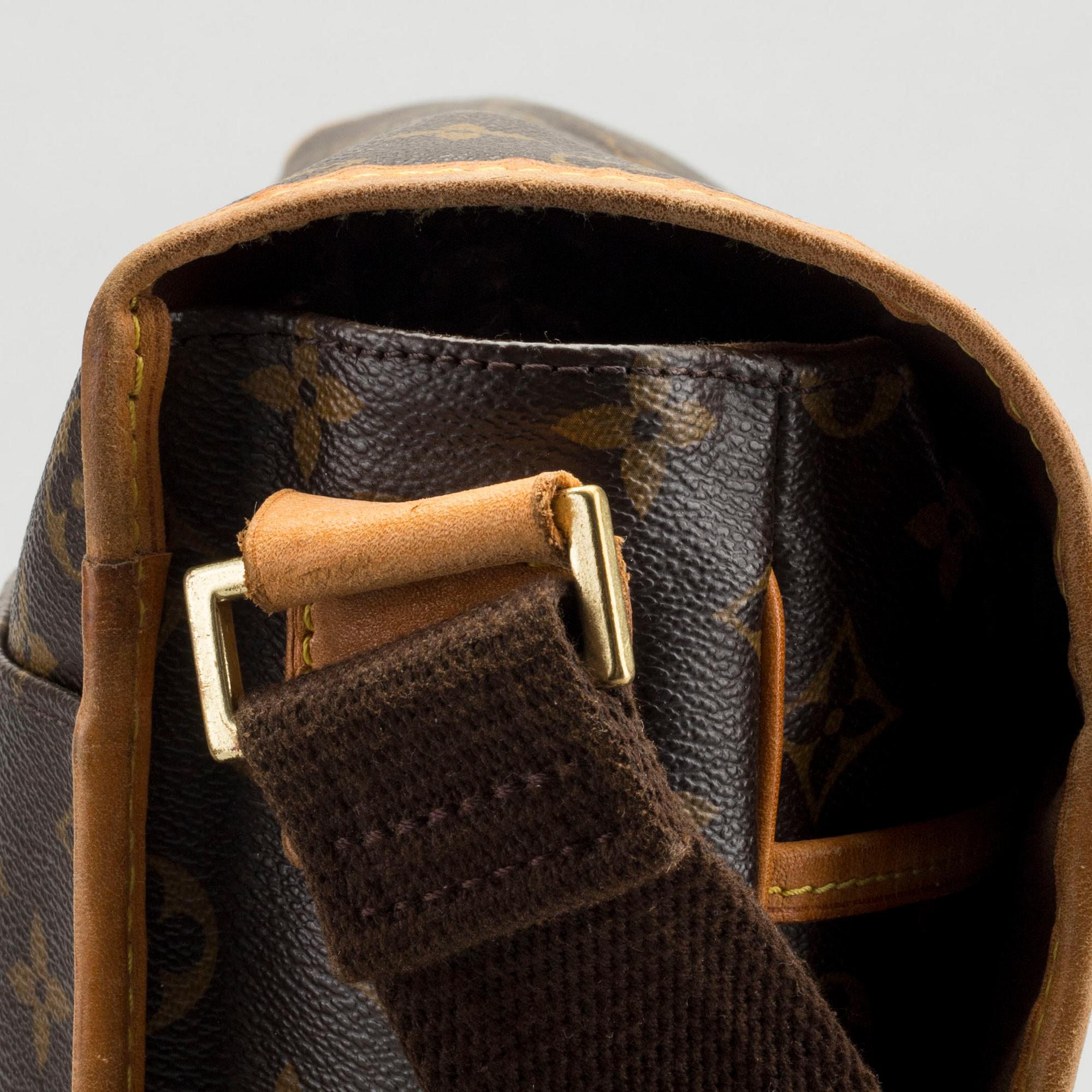 LOUIS VUITTON, messenger bag.