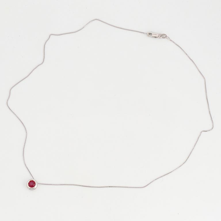 HÄNGSMYCKE, med rund fasettslipad rubin, med kedja.