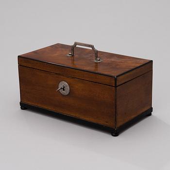 A MAHOGANY TEA BOX WITH SILVER FITTINGS. Silverfittings by Petter Wikström, Härnösand 1811.