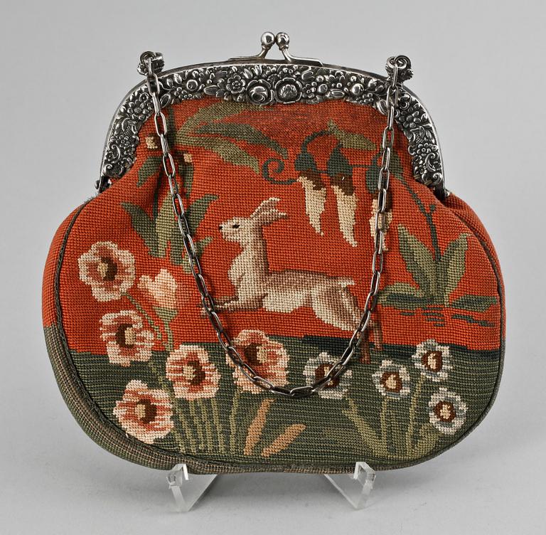 HANDVÄSKA, delvis silver, broderad, Svenska importstämplar.