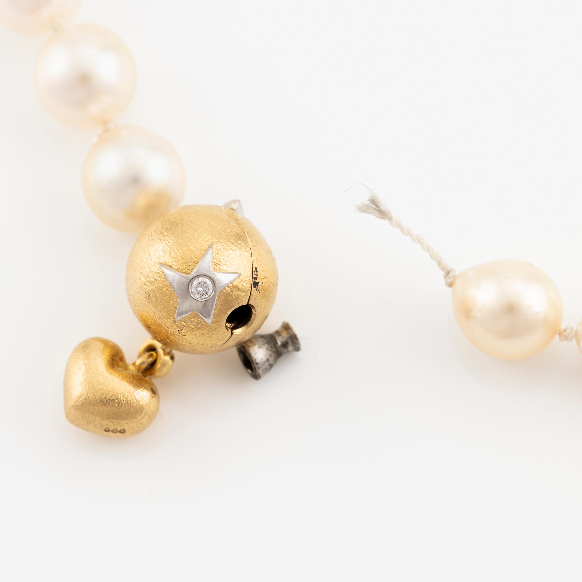 Ole Lynggaard collier odlade pärlor med lås och hänge 18K samt 14K guld och runda briljantslipade diamanter.