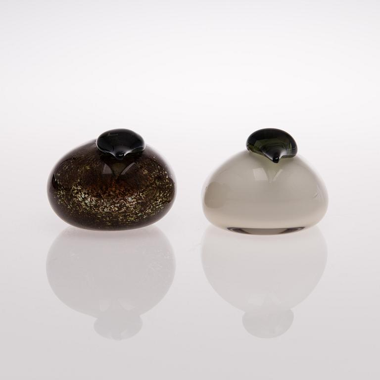 Two glass birds signed O. Toikka Nuutajärvi.