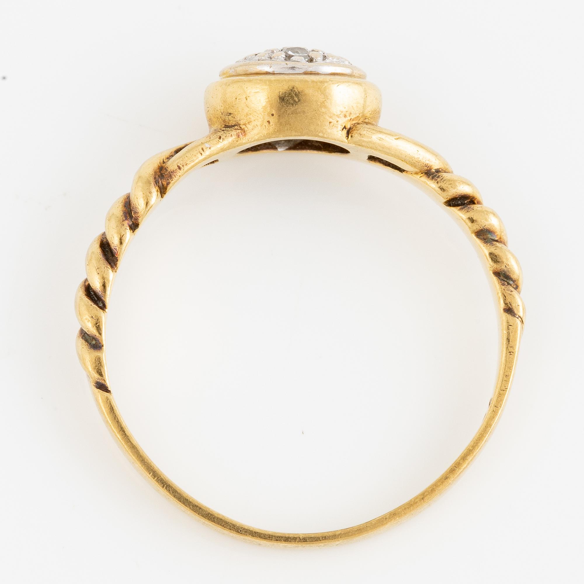 Ring, 18K gold with octagon-cut diamonds.