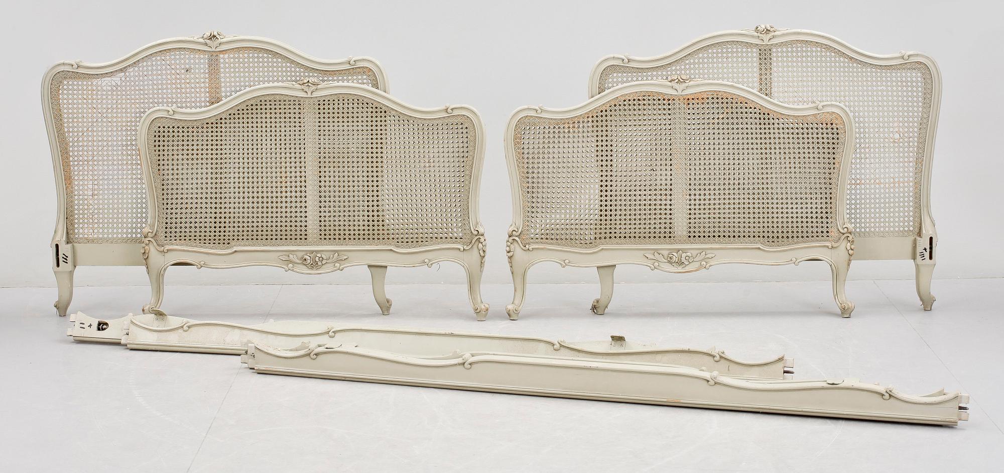 SÄNGGAVLAR, ett par, 8 delar, Louis XV-stil med rotting, 1900-talets mitt.