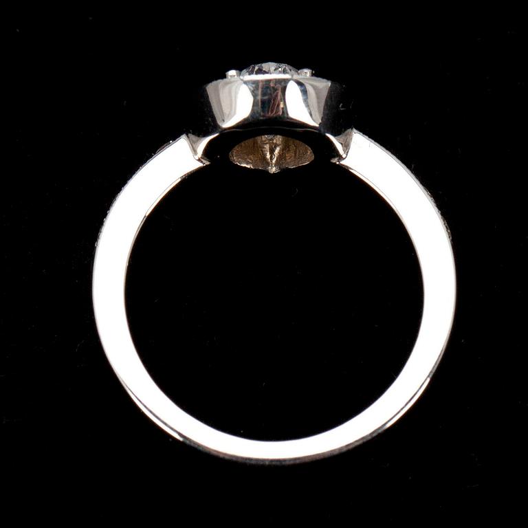 RING, vitguld 18K, mittstenen droppslipad diamant 1,01ct, sidostenar tot. 0,65ct. G/VS. Intyg 220.