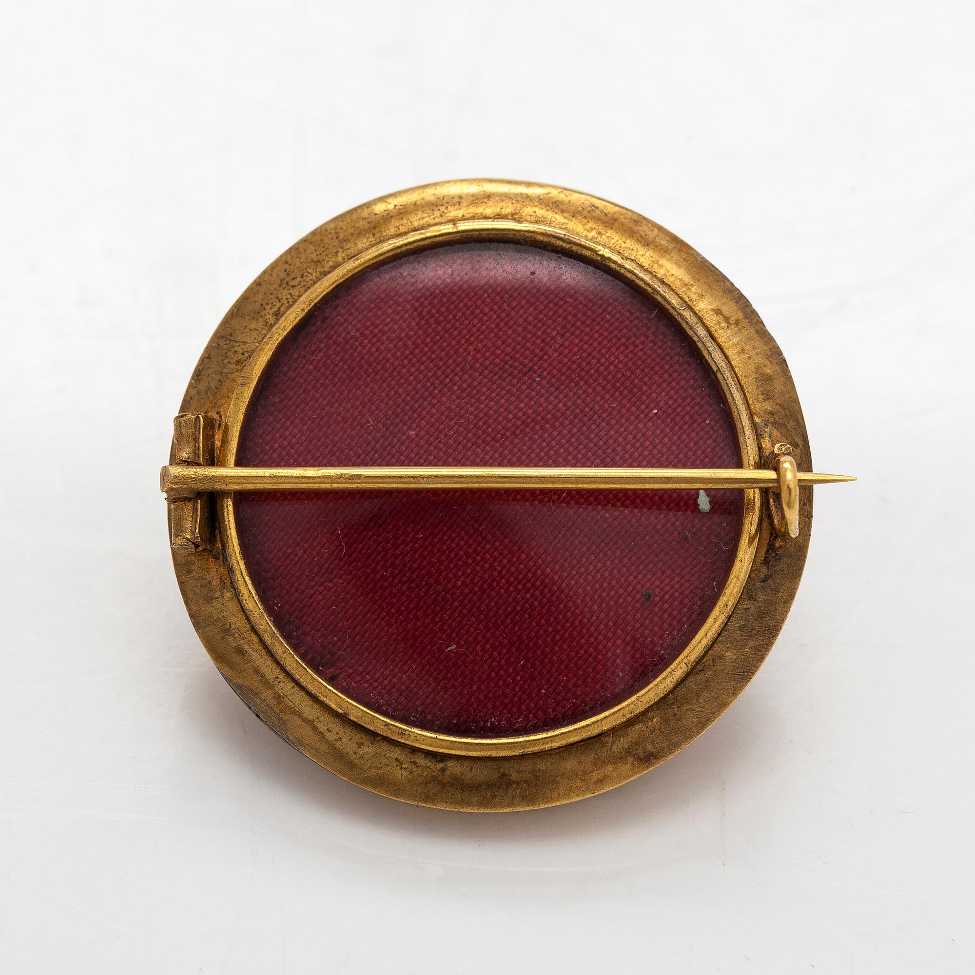 An 18K gold brooch, 19th century.