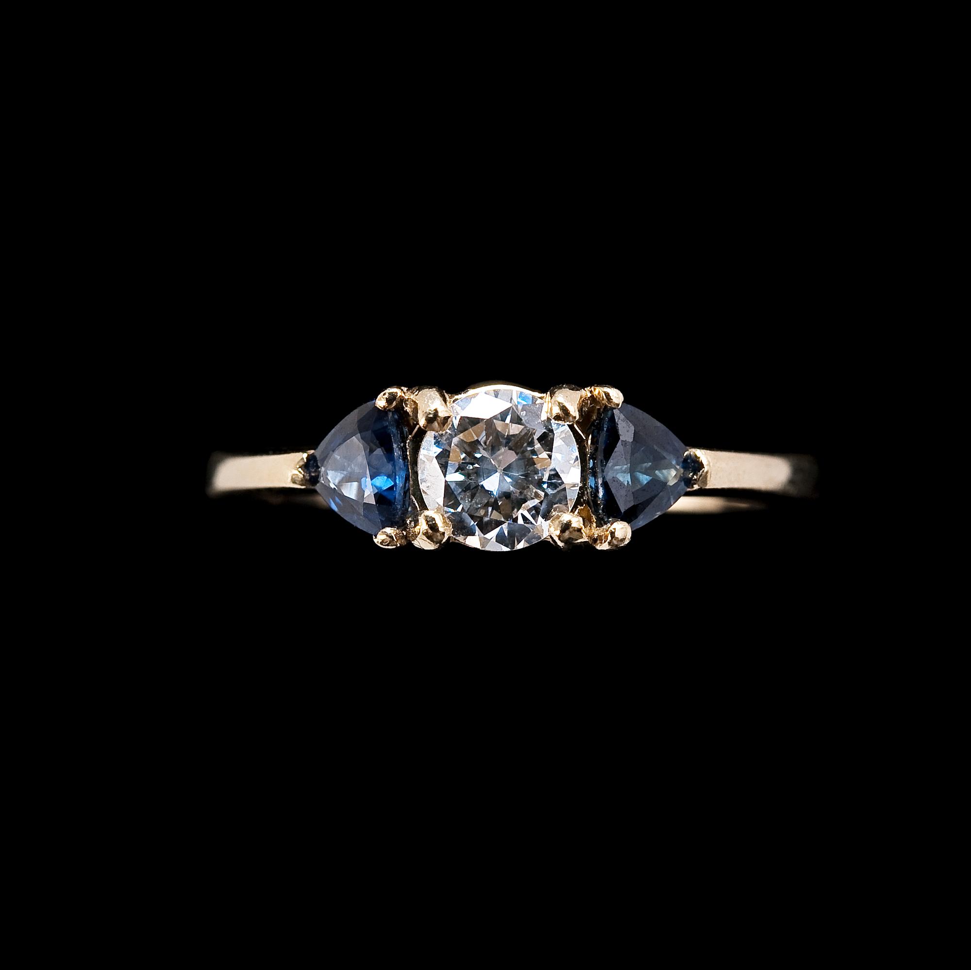 RING, 14K guld, briljantslipad diamant ca 0.35 ct samt triangelslipade safirer. Vikt 2,8 g.