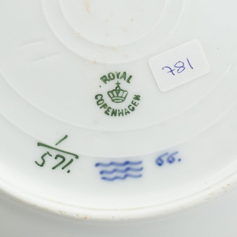 A plate, a coffeecup with saucer and a moca cup with saucer, "Blue Fluted half lace"/"Musselmalet", Royal Copenhagen.
