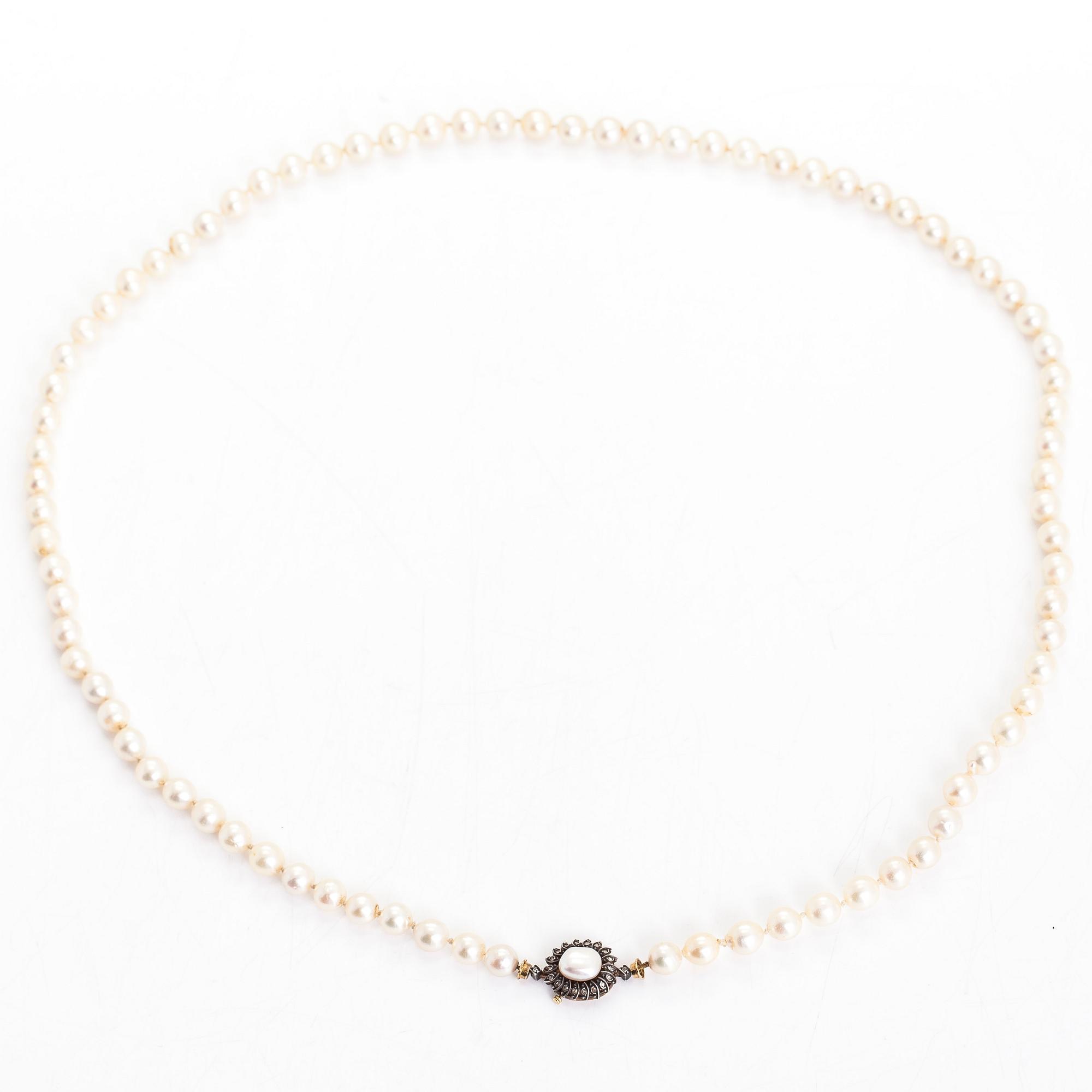 Halsband, collier med odlade pärlor, lås i 18K guld/silver och rosenslipade diamanter.