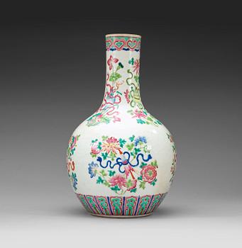 A famille rose tianqiuping vase, late Qing dynsaty.