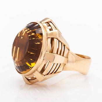 Sormus, 14K kultaa ja sitriini. Kaisaniemen Kello ja Kulta 1964. .