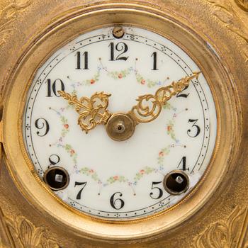 An art nouveau mantel clock from around 1900, manufactured by The New Haven Clock Co.