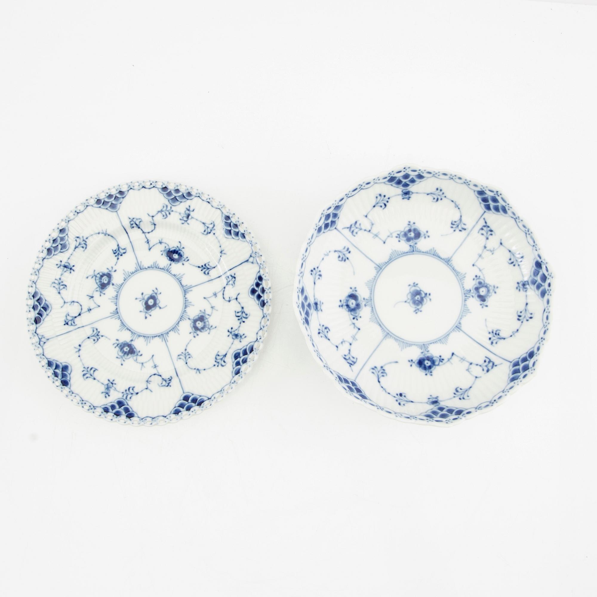 Servis ca 51 dlr "Musselmalet, hel och halvblonde" Royal Copenhagen Danmark porslin sent 1900-tal.