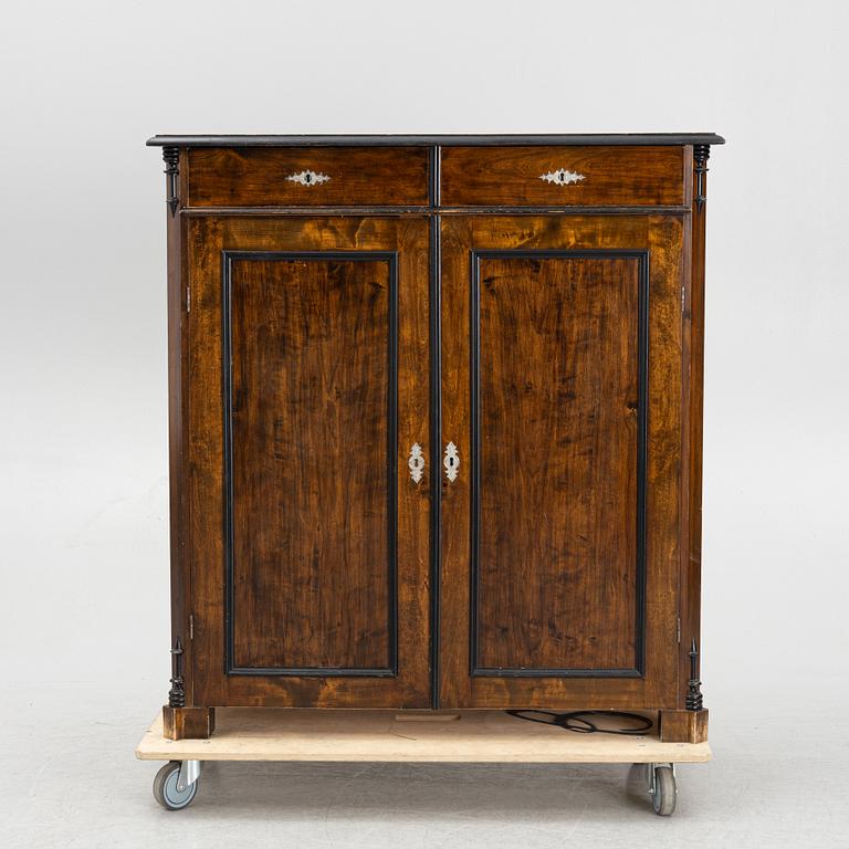 Sideboard/skåp, omkring år 1900.