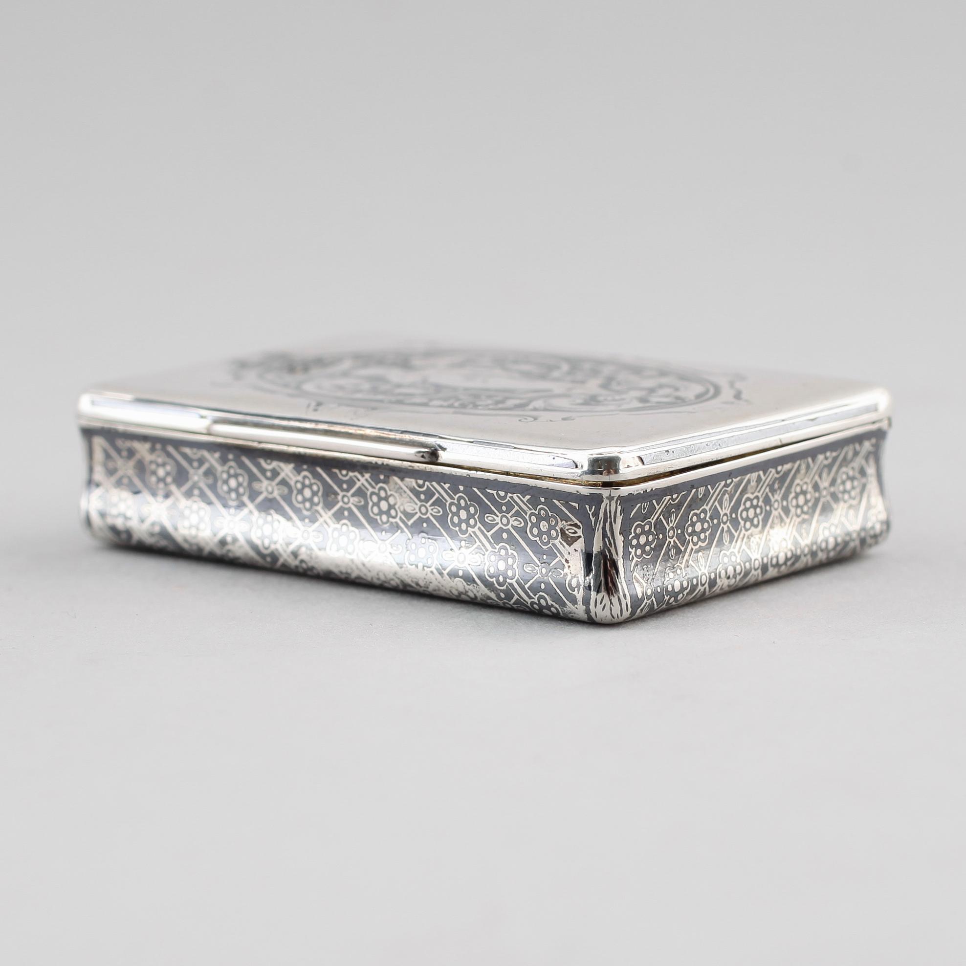DOSA, silver, Paris, 1800-talets första hälft. Vikt ca 68 gram.