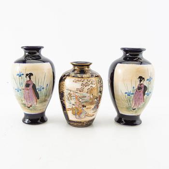 Vaser 3 st, skålar 2 st samt rökelsekar 2 st Japan Satsuma 1900-tal porslin.