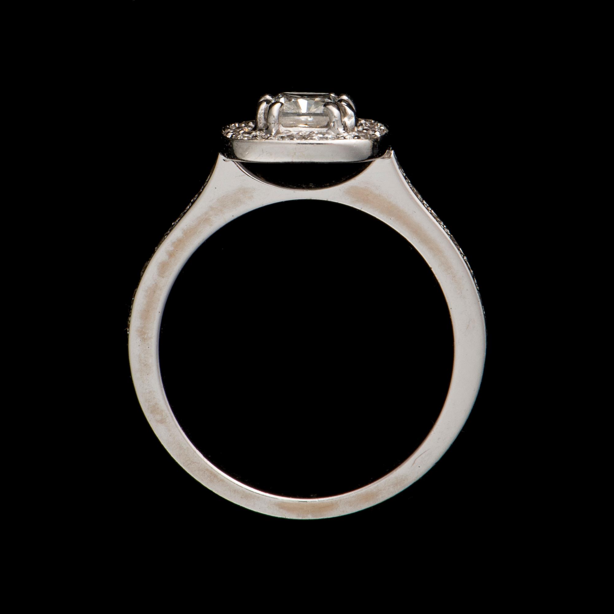 RING, 18K vitguld, dynslipad diamant, briljantslipade diamanter. Vikt ca 5,0 g.
