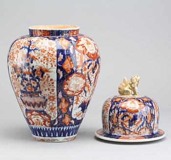 An app. 1900 porcelain japanese urn with lid.