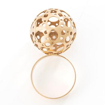 Ring, possibly by Liisa Vitali, “Nyckelpiga”, 18K gold.