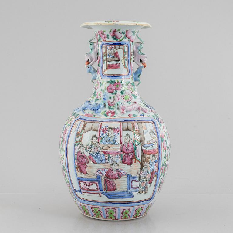 A porcelain vase, China, Qingdynasty, 19th century.
